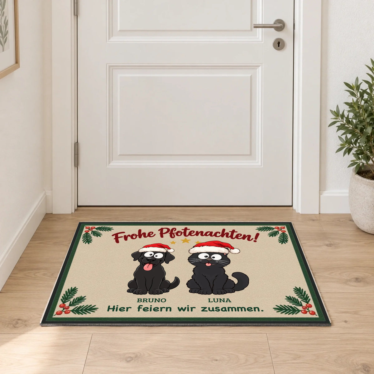 Fußmatte „Frohe Pfotenachten“ mit Hund und Katze im Flur vor der Tür