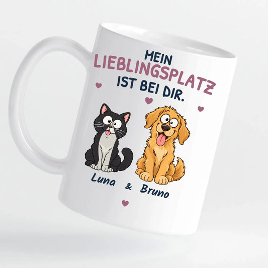 Weiße Tasse „Mein Lieblingsplatz ist bei dir“ mit Comic-Katze und -Hund