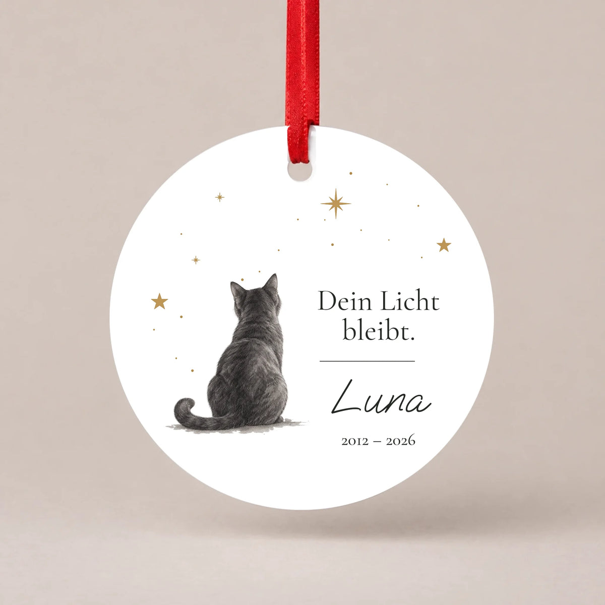 Personalisierbarer Christbaumschmuck „Dein Licht bleibt.“ aus Keramik mit gezeichneter Katze unter Sternen, Name und Lebensjahren