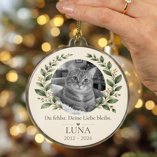 Detailansicht des runden Acryl-Ornaments mit Katzenfoto, Beispielname Luna und Lebensdaten vor Lichterhintergrund