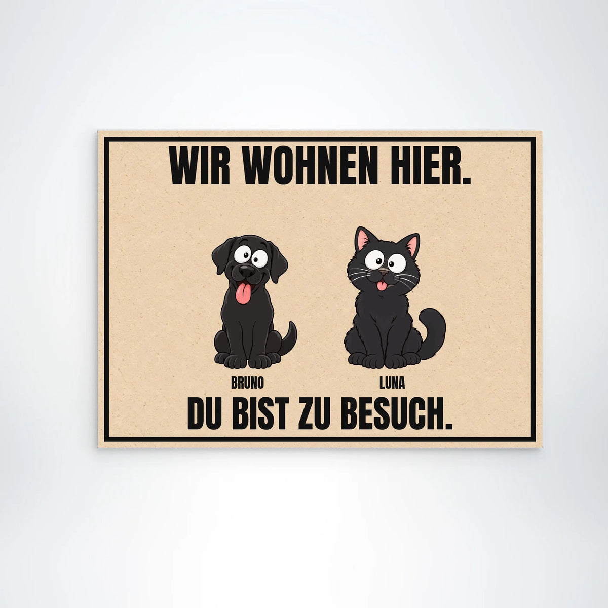 Fußmatte „Wir wohnen hier“ mit Hund und Katze als Comic-Motiv, 70 x 50 cm