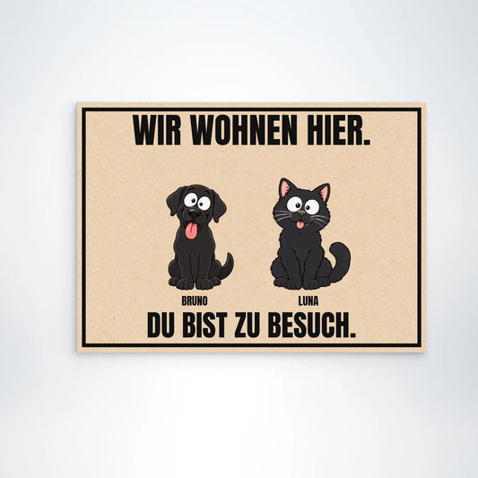 Fußmatte „Wir wohnen hier“ mit Hund und Katze als Comic-Motiv, 70 x 50 cm