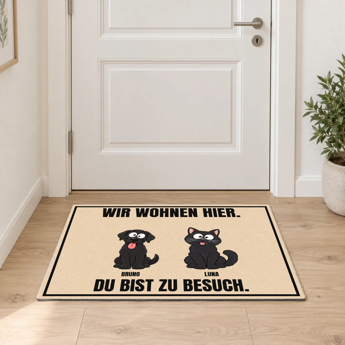 Fußmatte „Wir wohnen hier“ mit Hund und Katze im Flur vor der Tür
