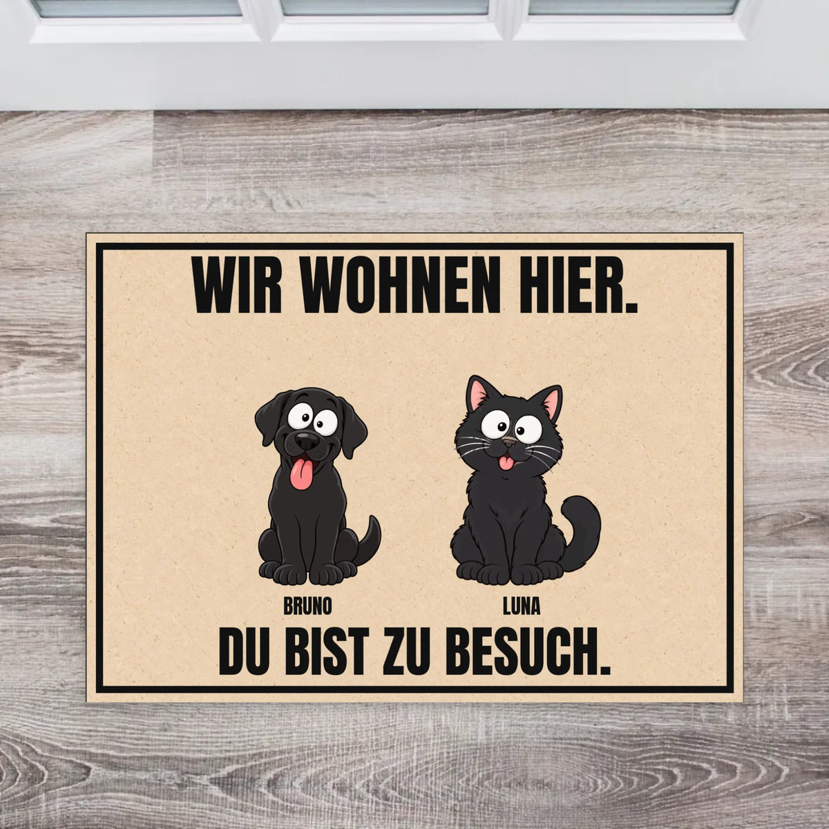 Personalisierte Fußmatte „Wir wohnen hier. Du bist zu Besuch.“ mit Hund und Katze in der Draufsicht