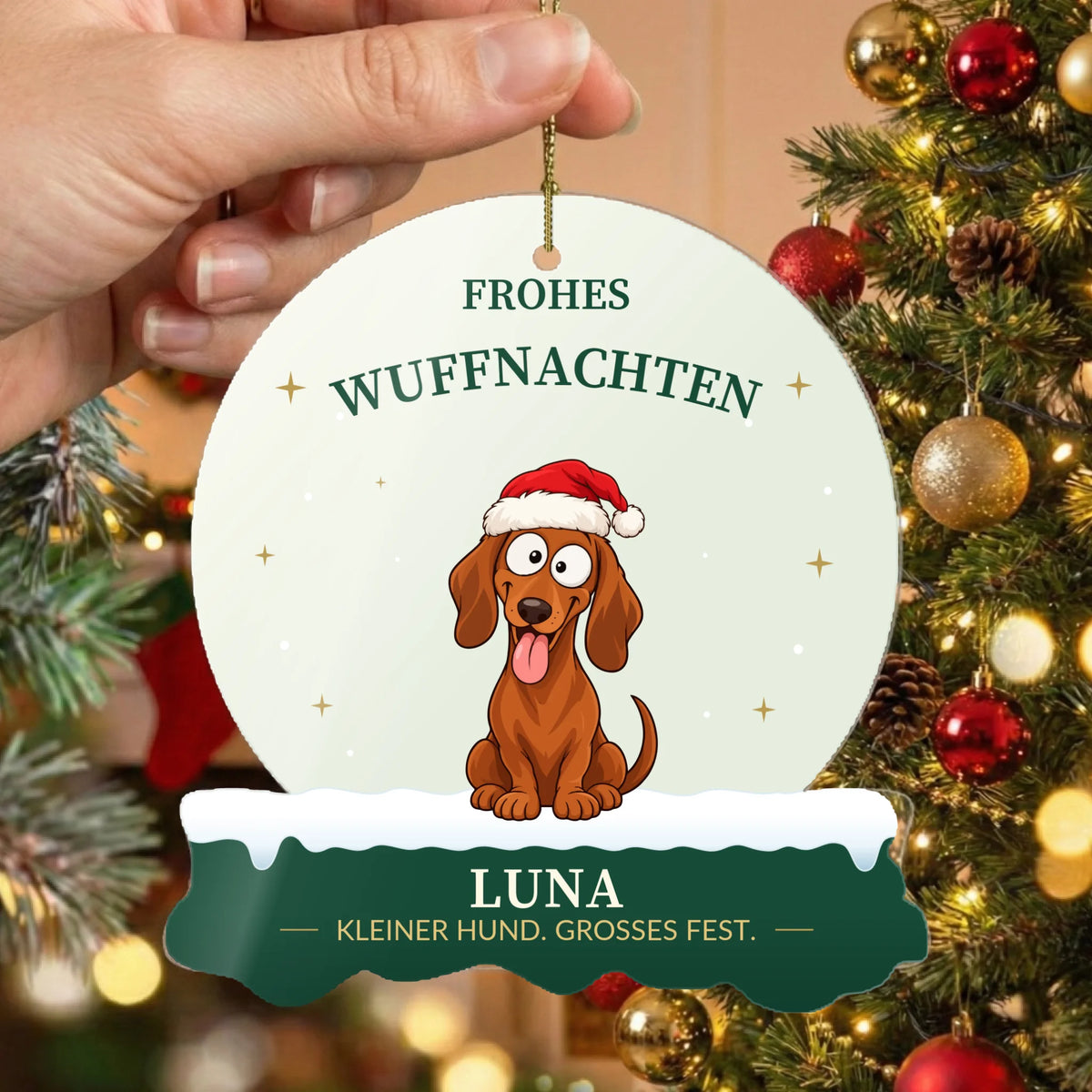Christbaumschmuck „Frohes Wuffnachten“ mit Hund vor dem geschmückten Weihnachtsbaum