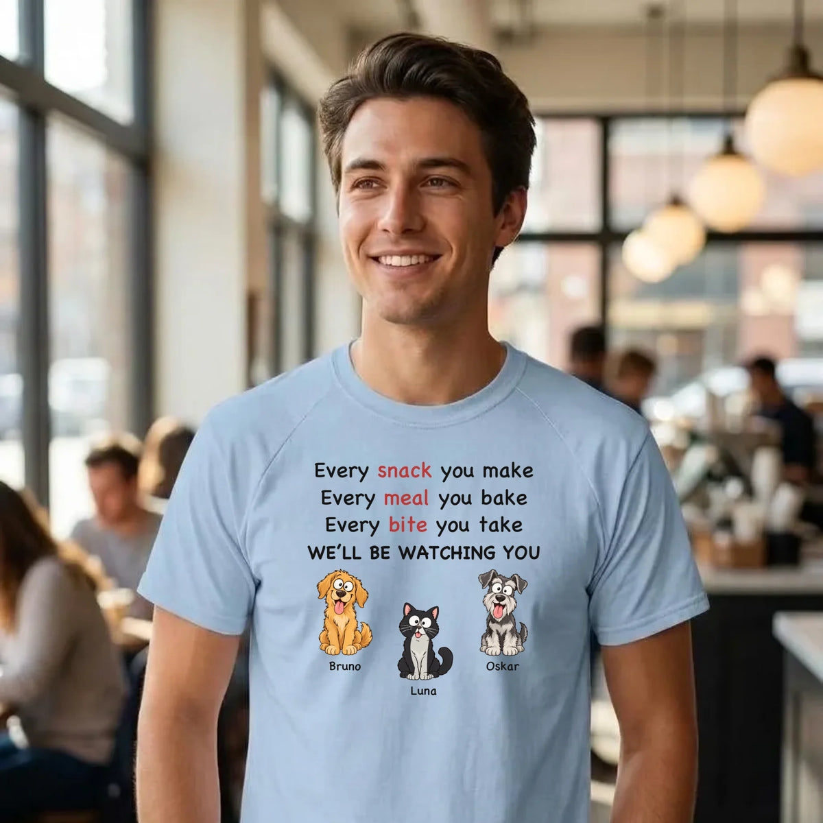 T-Shirt „Every Snack“ in Hellblau getragen