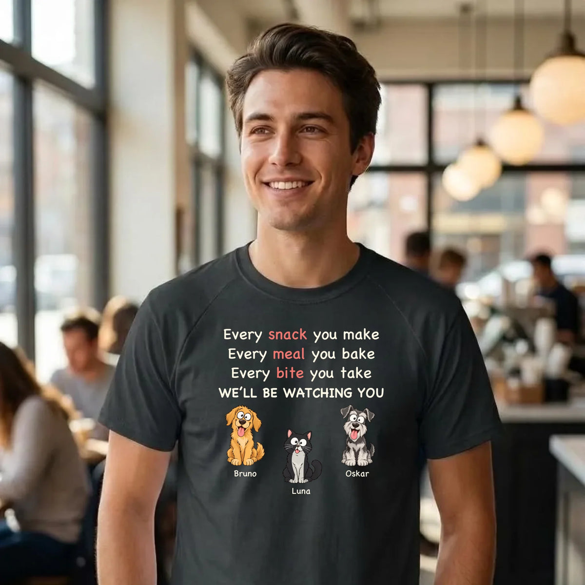 T-Shirt „Every Snack“ in Schwarz getragen