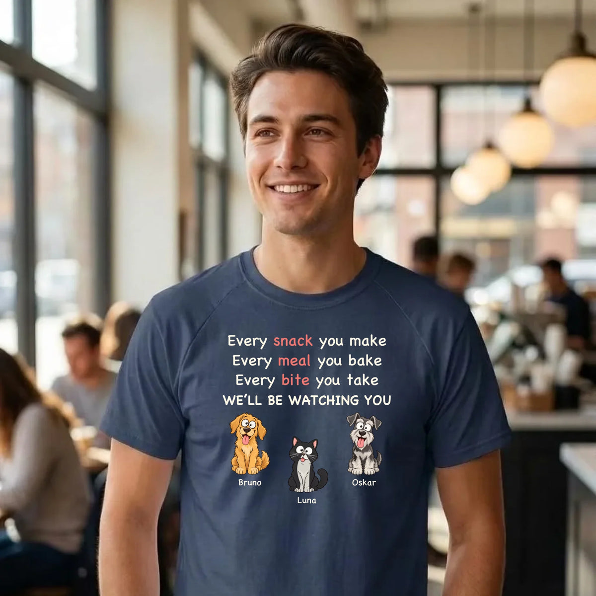 T-Shirt „Every Snack“ in Dunkelblau getragen