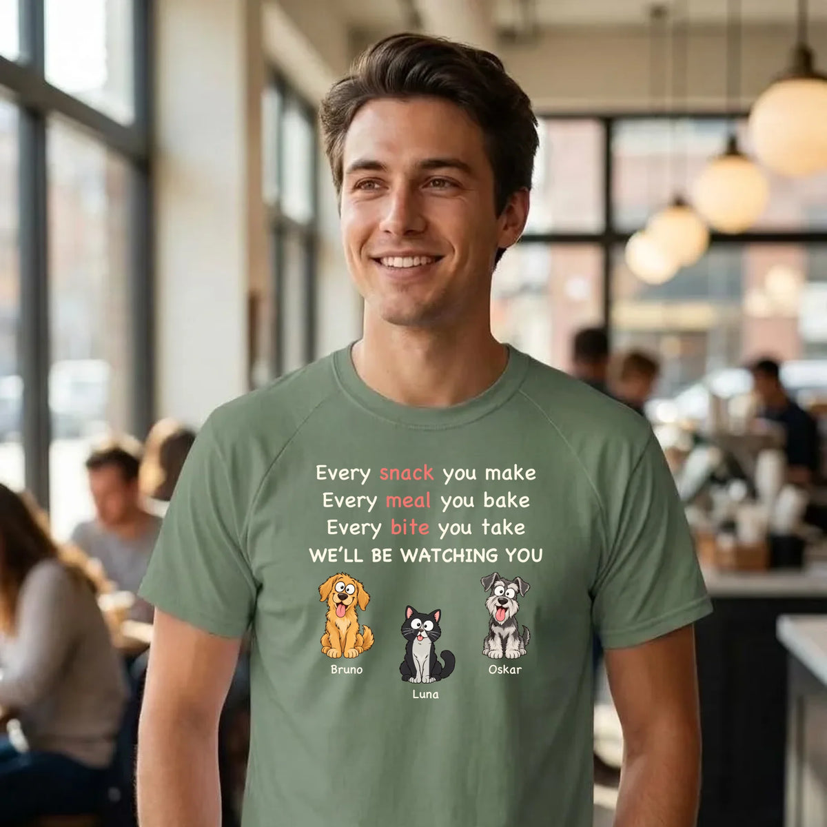 T-Shirt „Every Snack“ in Olivgrün getragen