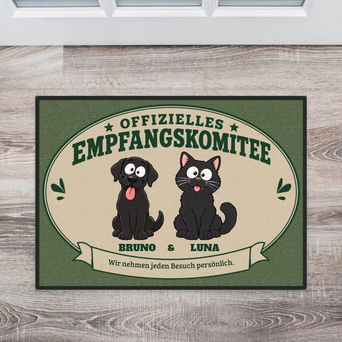 Personalisierbare Fußmatte „Offizielles Empfangskomitee“ mit Hund und Katze in der Draufsicht