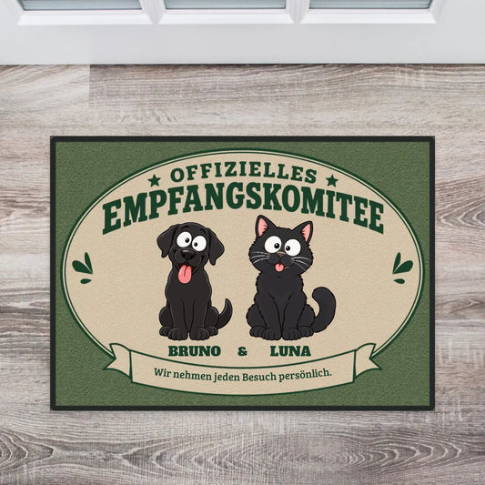 Personalisierbare Fußmatte „Offizielles Empfangskomitee“ mit Hund und Katze in der Draufsicht