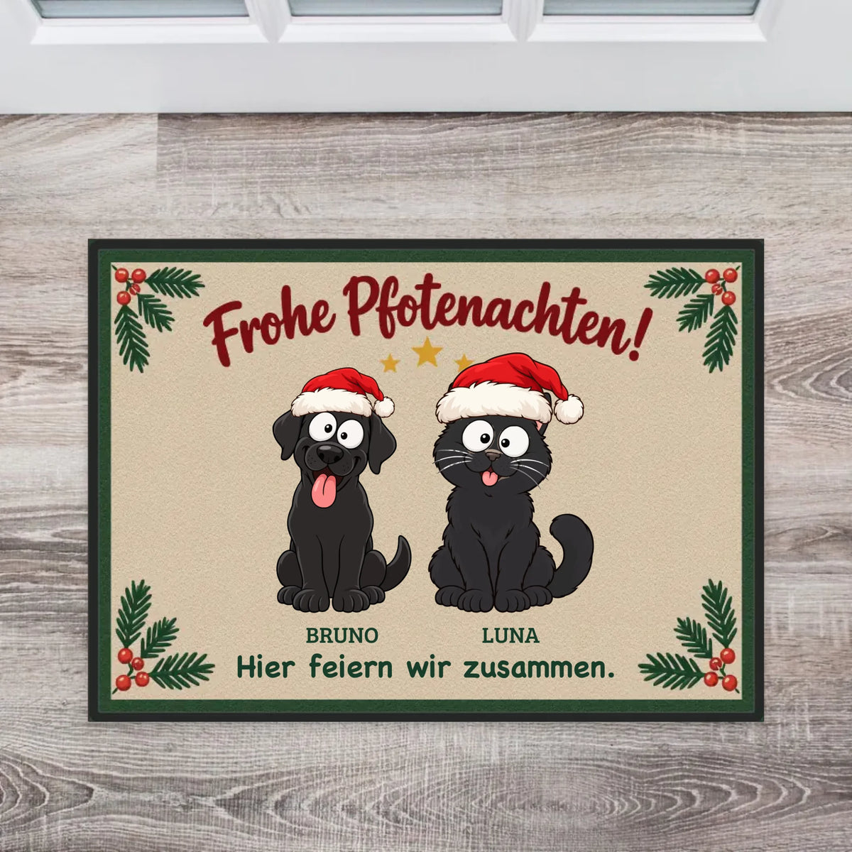 Personalisierbare Fußmatte „Frohe Pfotenachten!“ mit Hund und Katze in der Draufsicht