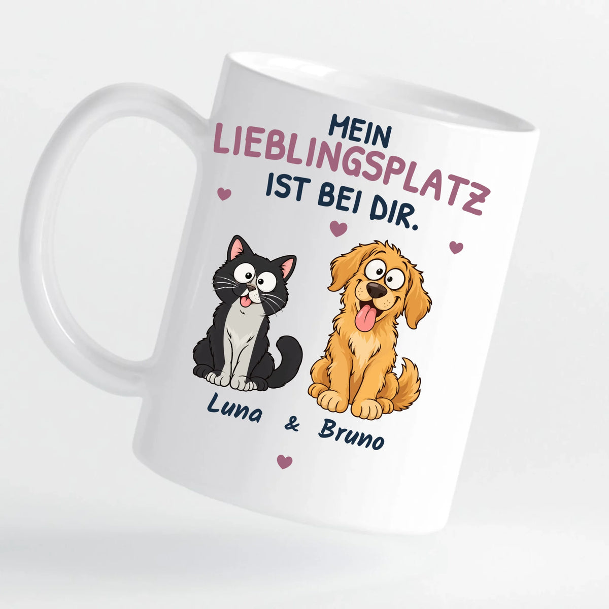 Weiße Tasse „Mein Lieblingsplatz ist bei dir“ mit Comic-Katze und -Hund