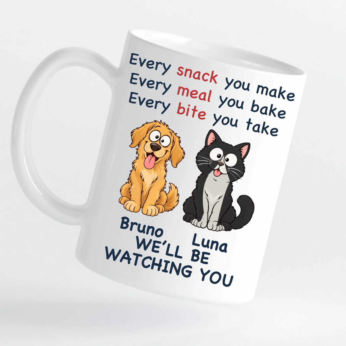 Weiße Tasse „Every Snack … We'll be watching you“ mit Comic-Hund und -Katze