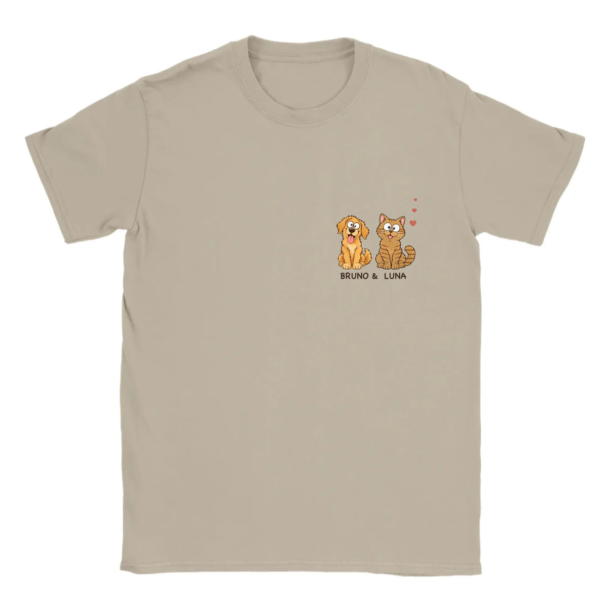 Personalisierbares T-Shirt „Meine Haustiere am Herzen“ in Beige mit Hund, Katze und Namen auf der Brust