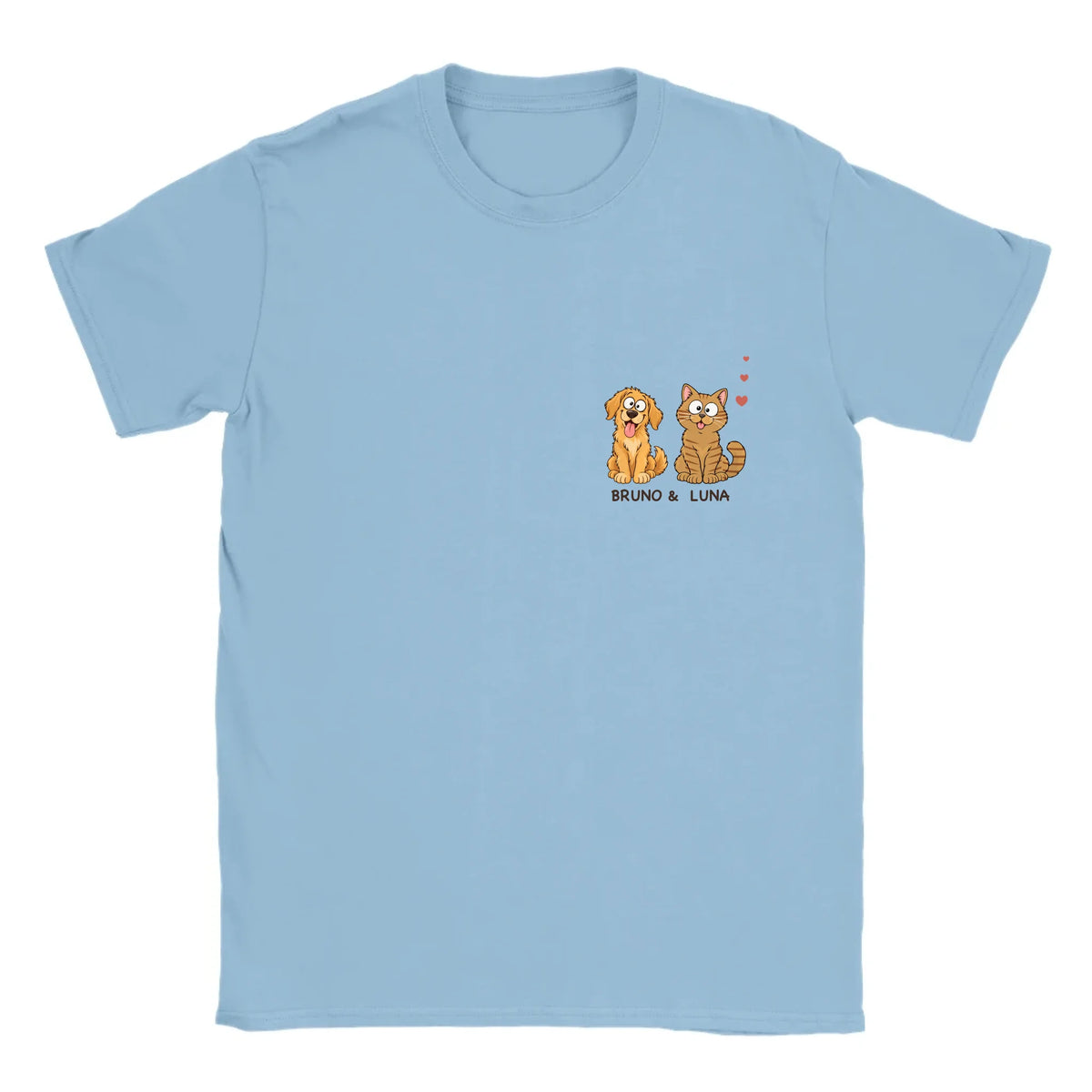 Personalisierbares T-Shirt „Meine Haustiere am Herzen“ in Hellblau mit Hund, Katze und Namen auf der Brust