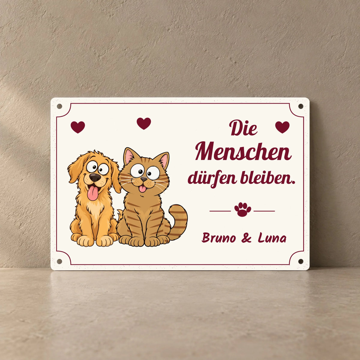 Personalisierbares Metallschild „Die Menschen dürfen bleiben“ mit Hund, Katze und Namen, 30 x 20 cm
