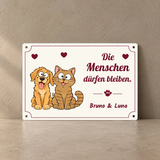 Personalisierbares Metallschild „Die Menschen dürfen bleiben“ mit Hund, Katze und Namen, 30 x 20 cm