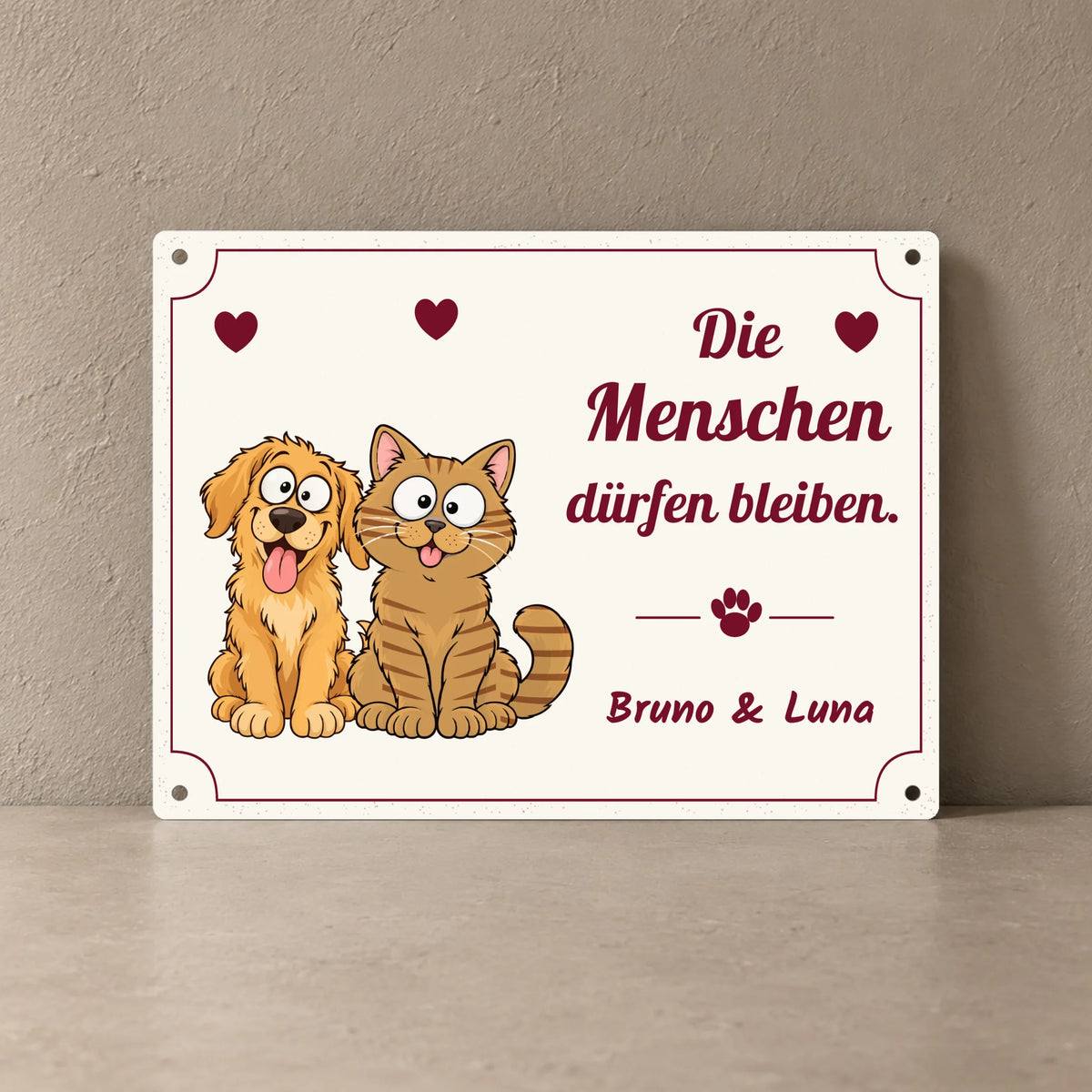 Personalisierbares Metallschild „Die Menschen dürfen bleiben“ mit Hund, Katze und Namen, 20 x 15 cm