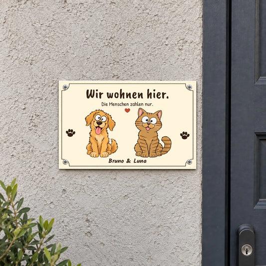 Metallschild „Wir wohnen hier“ an der Hauswand, 30 x 20 cm