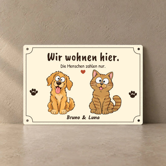 Personalisierbares Metallschild „Wir wohnen hier“ mit Hund, Katze und Namen, 30 x 20 cm