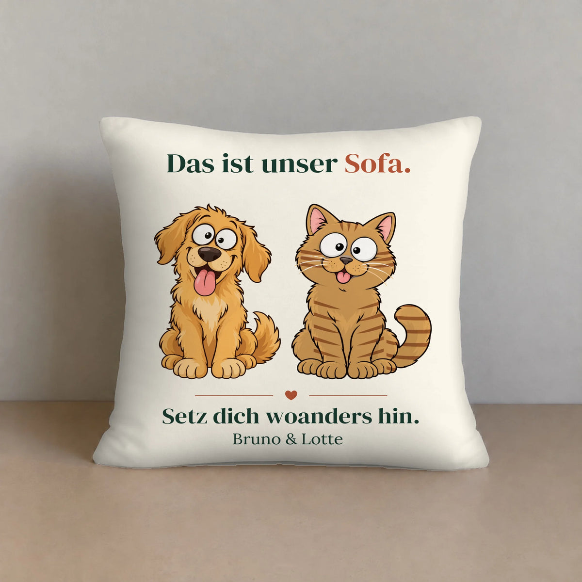 Personalisierbares Baumwoll-Kissen „Das ist unser Sofa“ mit Hund, Katze und Namen, 40 x 40 cm