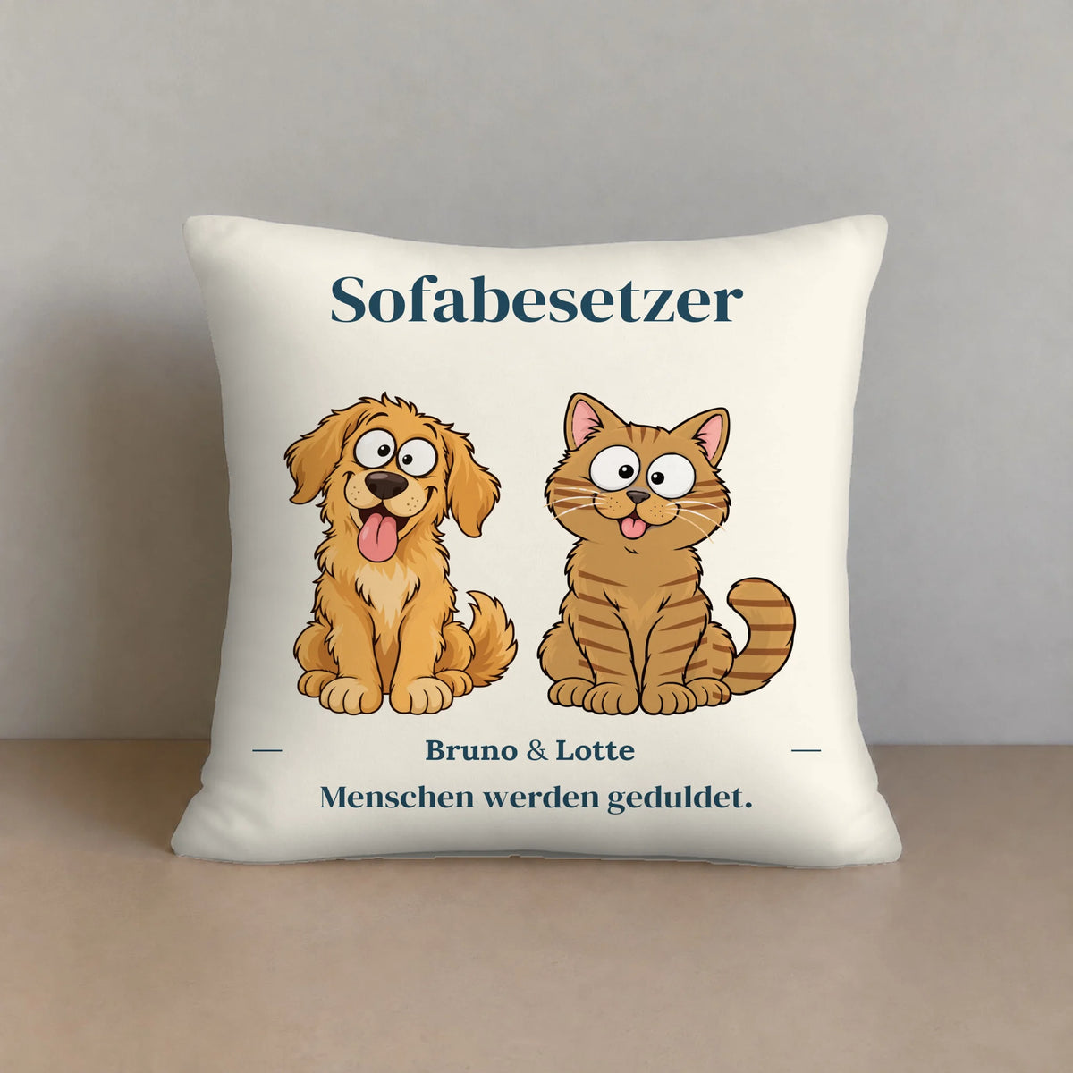 Personalisierbares Baumwoll-Kissen „Sofabesetzer“ mit Hund, Katze und Namen, 30 x 30 cm