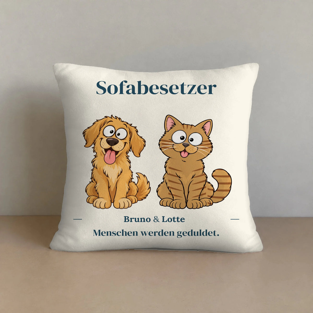 Personalisierbares Premium-Kissen „Sofabesetzer“ mit Hund, Katze und Namen, 30 x 30 cm