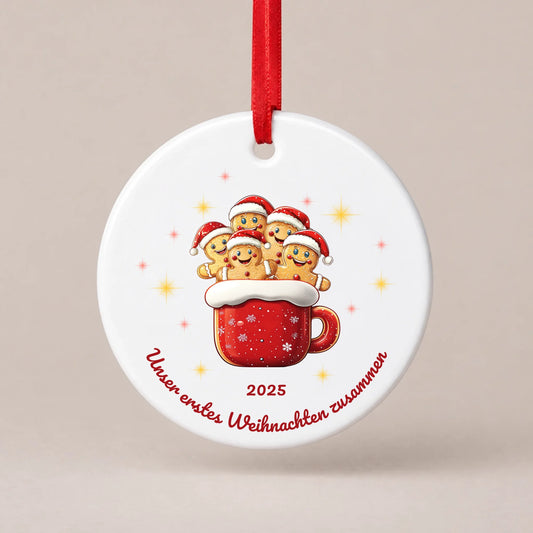Personalisierbarer Christbaumschmuck „Süße Lebkuchen-Figuren“ aus Keramik mit Lebkuchen-Figuren in roter Tasse, Text und Jahreszahl, Ø 7,6 cm