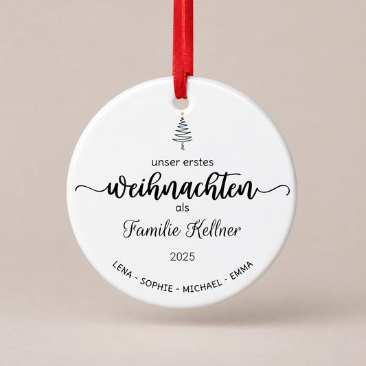 Personalisierbarer Christbaumschmuck „Unser erstes Weihnachten, modern – Vol. 1“ aus Keramik mit Familienname, Jahreszahl und Vornamen, Ø 7,6 cm