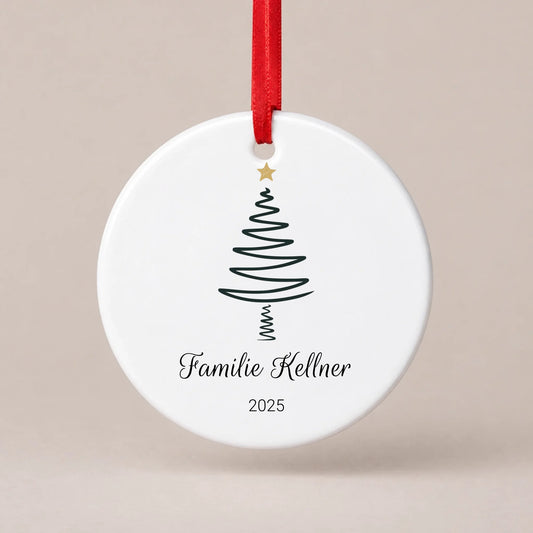 Personalisierbarer Christbaumschmuck „Weihnachtsbaum minimalistisch Vol. 2“ aus Keramik mit schwarzem Tannenbaum, Familienname und Jahreszahl, Ø 7,6 cm
