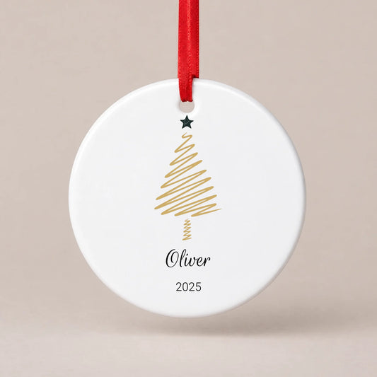 Personalisierbarer Christbaumschmuck „Weihnachtsbaum minimalistisch Vol. 1“ aus Keramik mit goldenem Tannenbaum, Name und Jahreszahl, Ø 7,6 cm