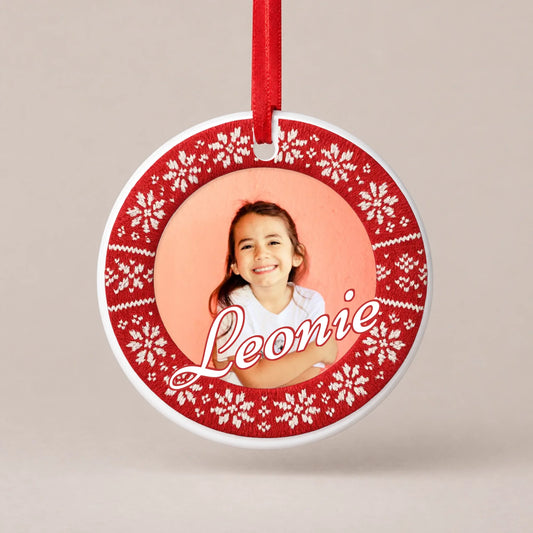 Personalisierbarer Christbaumschmuck „Frohe Weihnachten“ aus Keramik mit Foto, Name und rotem Norweger-Muster, Ø 7,6 cm