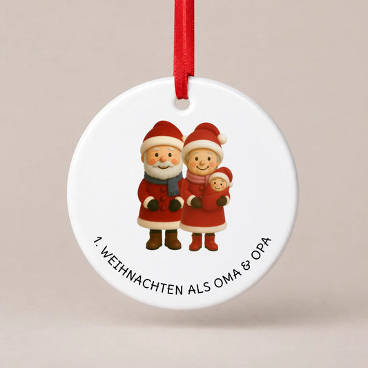 Personalisierbarer Christbaumschmuck „1. Weihnachten als Großeltern“ aus Keramik mit Oma, Opa, Enkelkind und Wunschtext, Ø 7,6 cm