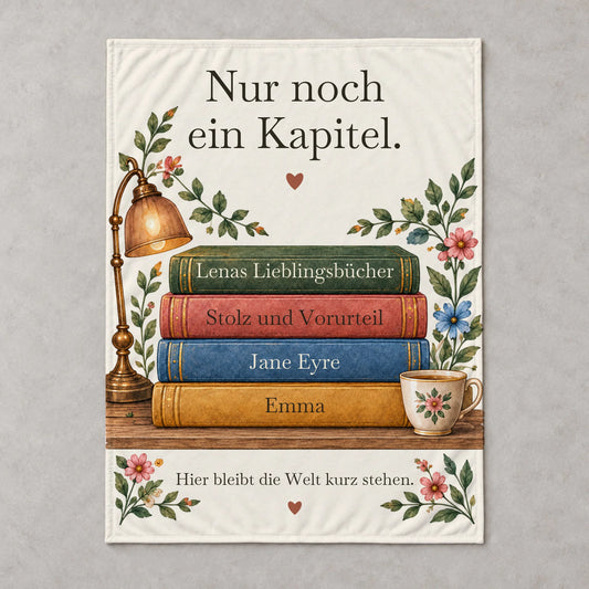 Personalisierbare Fleece-Decke „Nur noch ein Kapitel“ mit Bücherstapel und Buchtiteln, 200 x 150 cm