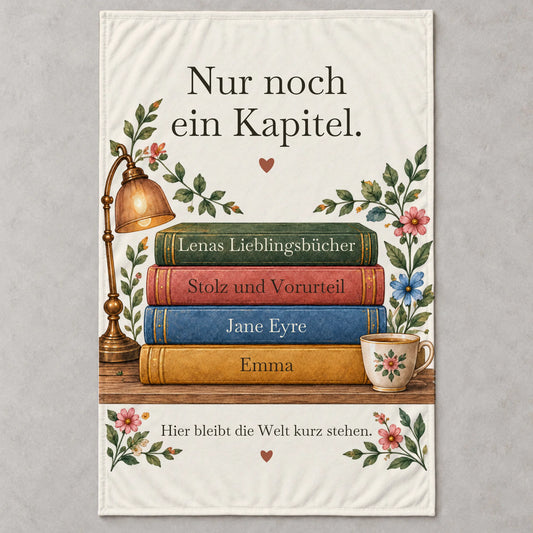 Personalisierbare Fleece-Decke „Nur noch ein Kapitel“ mit Bücherstapel und Buchtiteln, 150 x 100 cm