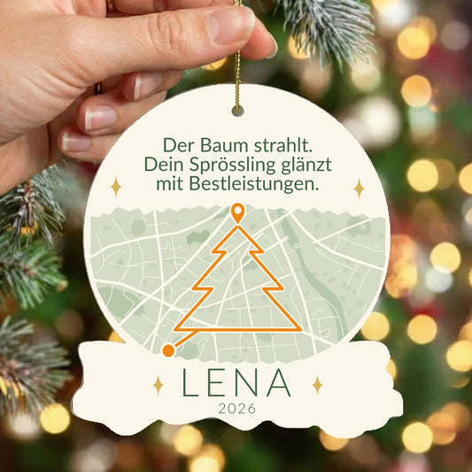 Personalisierbarer Christbaumschmuck „Sprössling“ mit Laufroute in Tannenbaumform, Name und Jahr