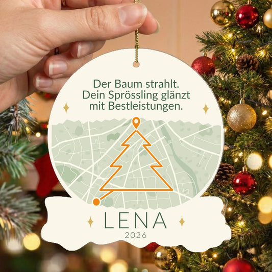 Christbaumschmuck „Sprössling“ vor dem geschmückten Weihnachtsbaum