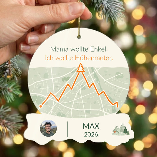 Personalisierbarer Christbaumschmuck „Mama wollte Enkel. Ich wollte Höhenmeter.“ mit Foto, Name und Jahr