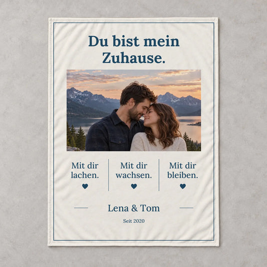 Personalisierbare Fleece-Decke „Du bist mein Zuhause.“ mit Paarfoto, drei Wünschen, Namen und Jahr, 200 x 150 cm