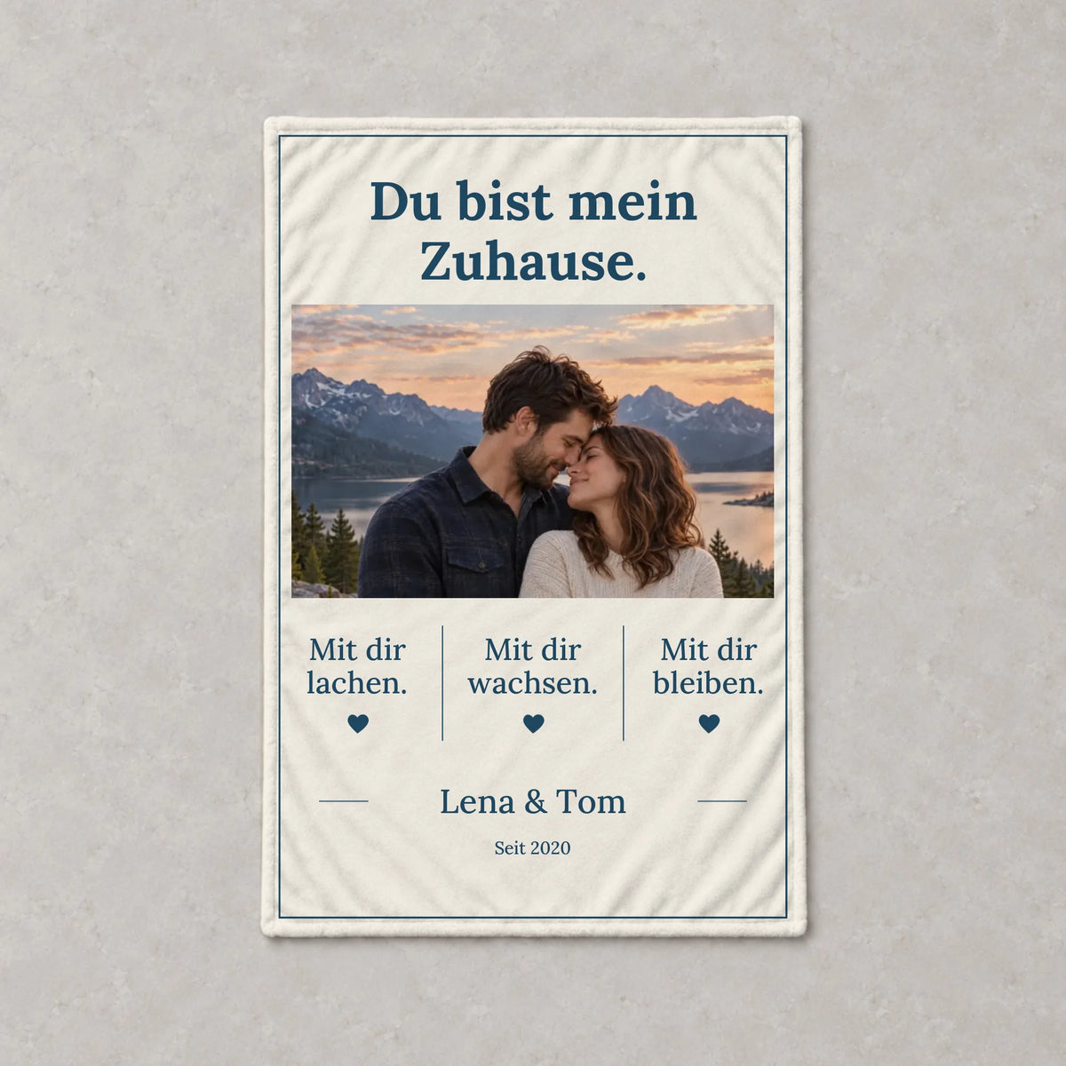 Personalisierbare Premium-Kuscheldecke „Du bist mein Zuhause.“ mit Paarfoto, drei Wünschen, Namen und Jahr, 150 x 100 cm