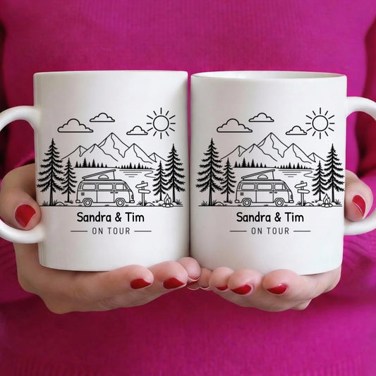 Personalisierbare Tasse „Camping-Freude“ mit Campingbus, Bergen und Namen – Vorder- und Rückseite