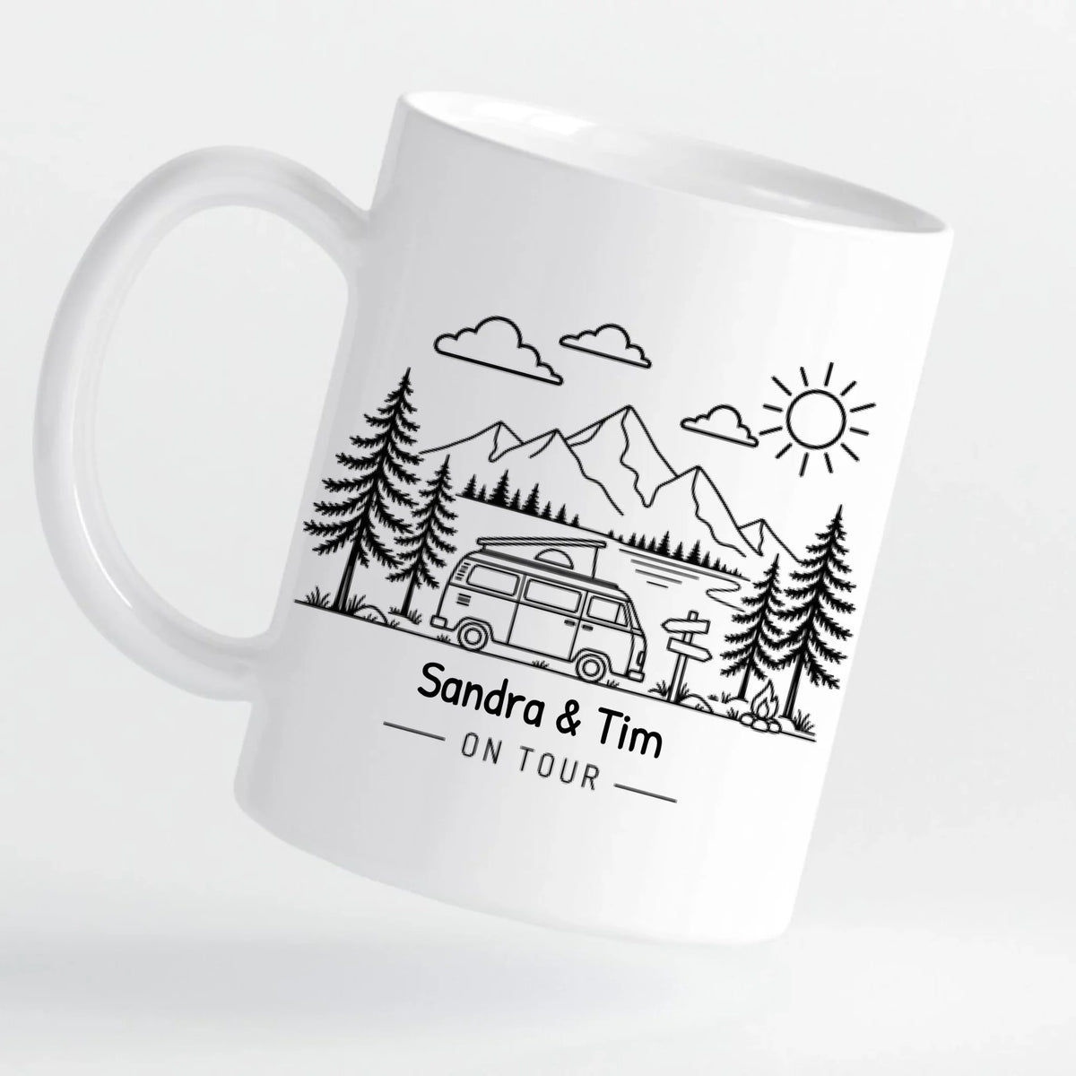 Weiße Tasse „Camping-Freude“ mit Campingbus-Motiv und Namen „ON TOUR“