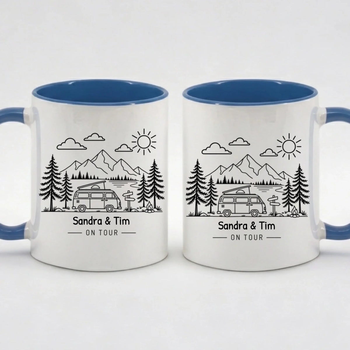 Two-Tone-Tasse „Camping-Freude“ mit Campingbus-Motiv und Namen in Blau