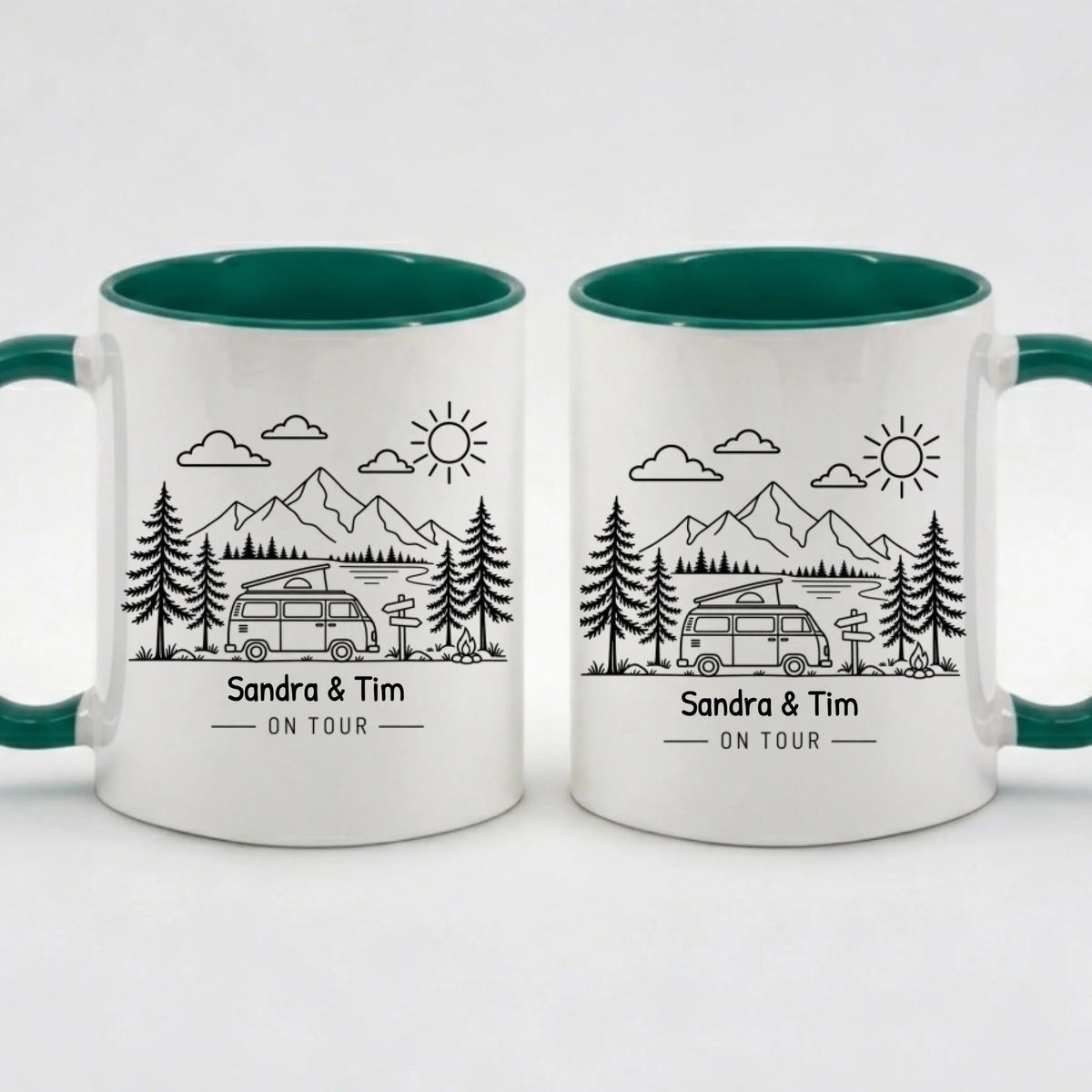Two-Tone-Tasse „Camping-Freude“ mit Campingbus-Motiv und Namen in Grün