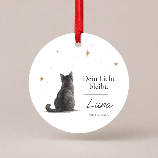 Personalisierbarer Christbaumschmuck „Dein Licht bleibt.“ aus Keramik mit gezeichneter Katze unter Sternen, Name und Lebensjahren