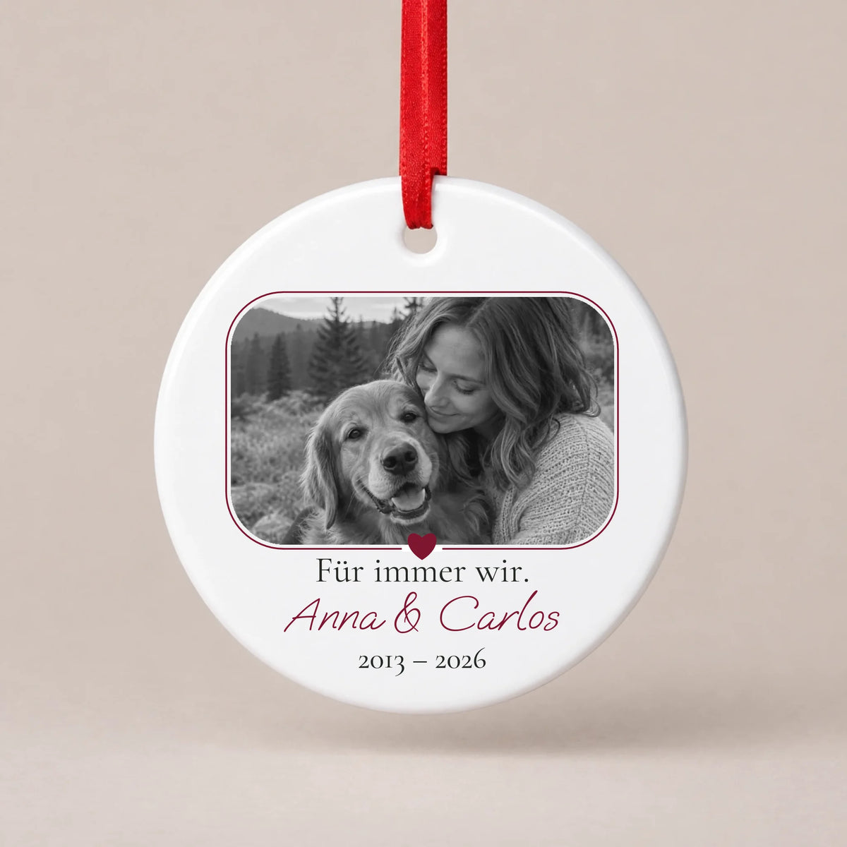 Personalisierbarer Christbaumschmuck „Für immer wir.“ aus Keramik mit Schwarz-Weiß-Foto von Mensch und Tier, Namen und Lebensjahren
