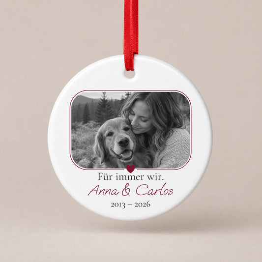 Personalisierbarer Christbaumschmuck „Für immer wir.“ aus Keramik mit Schwarz-Weiß-Foto von Mensch und Tier, Namen und Lebensjahren