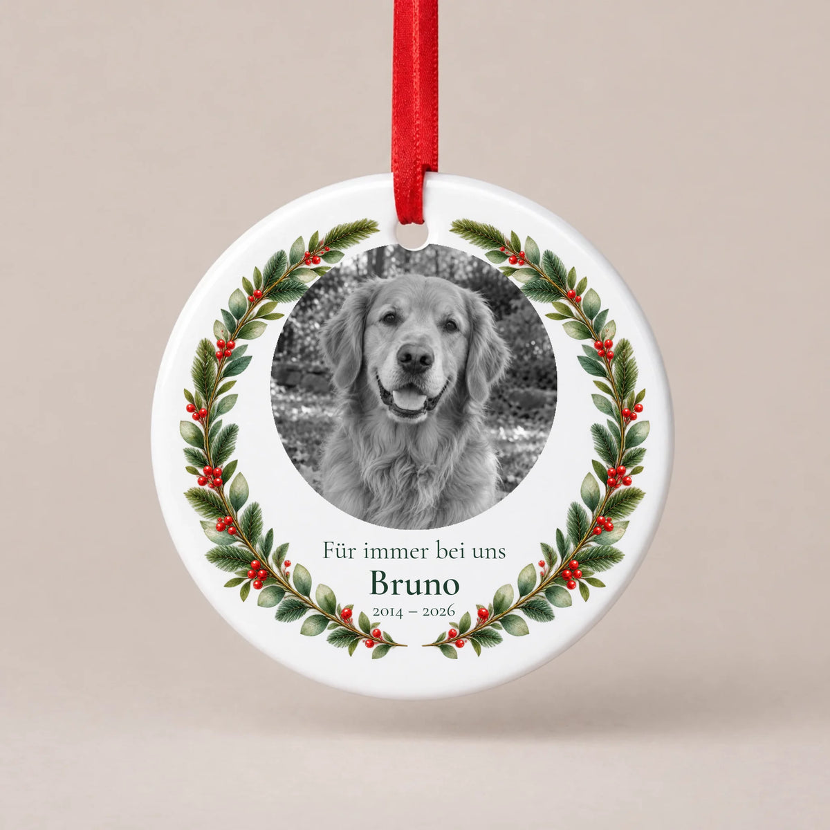 Personalisierbarer Christbaumschmuck „Für immer bei uns“ aus Keramik mit Schwarz-Weiß-Tierfoto im Kranz, Name und Lebensjahren