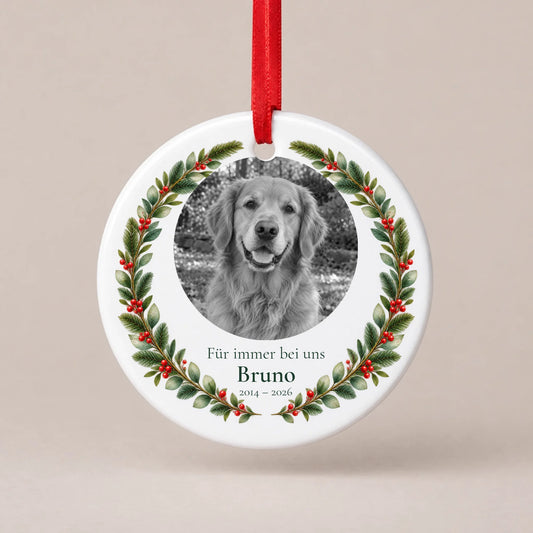 Personalisierbarer Christbaumschmuck „Für immer bei uns“ aus Keramik mit Schwarz-Weiß-Tierfoto im Kranz, Name und Lebensjahren